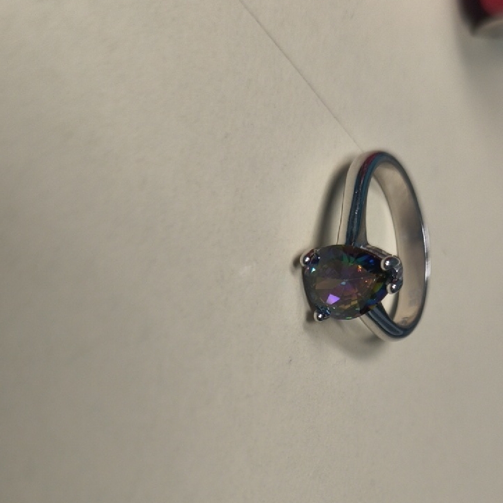Elegant Silver Ring with Iridescent Stone